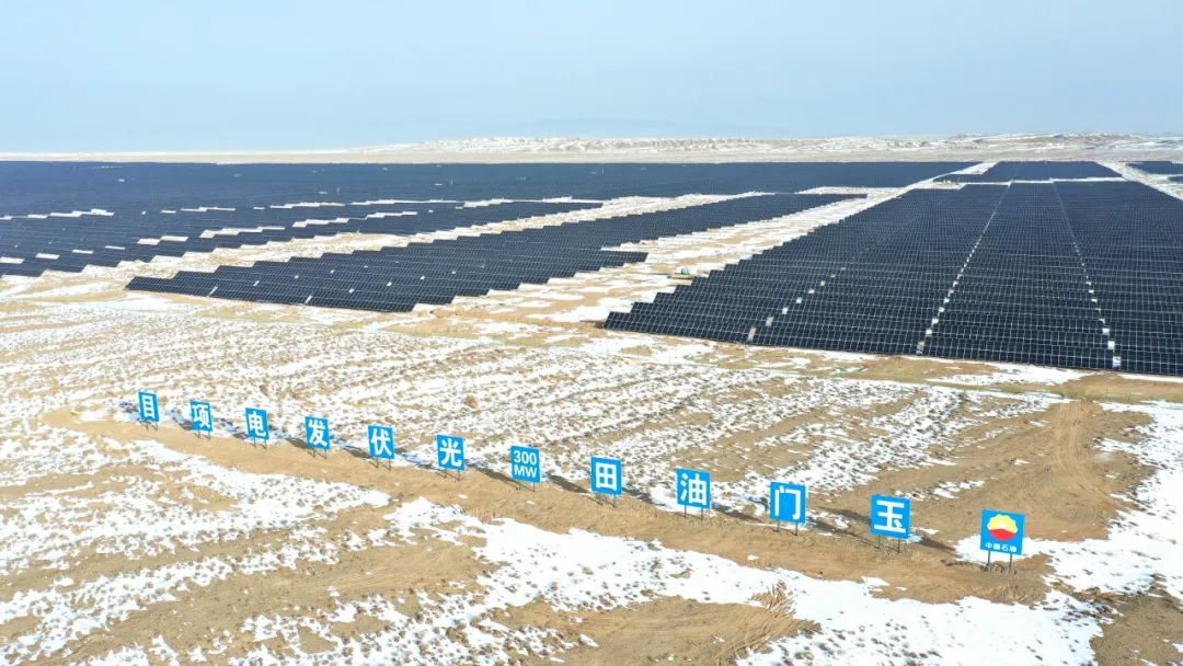 玉門油田300兆瓦光伏發(fā)電項(xiàng)目。談智 攝.jpg