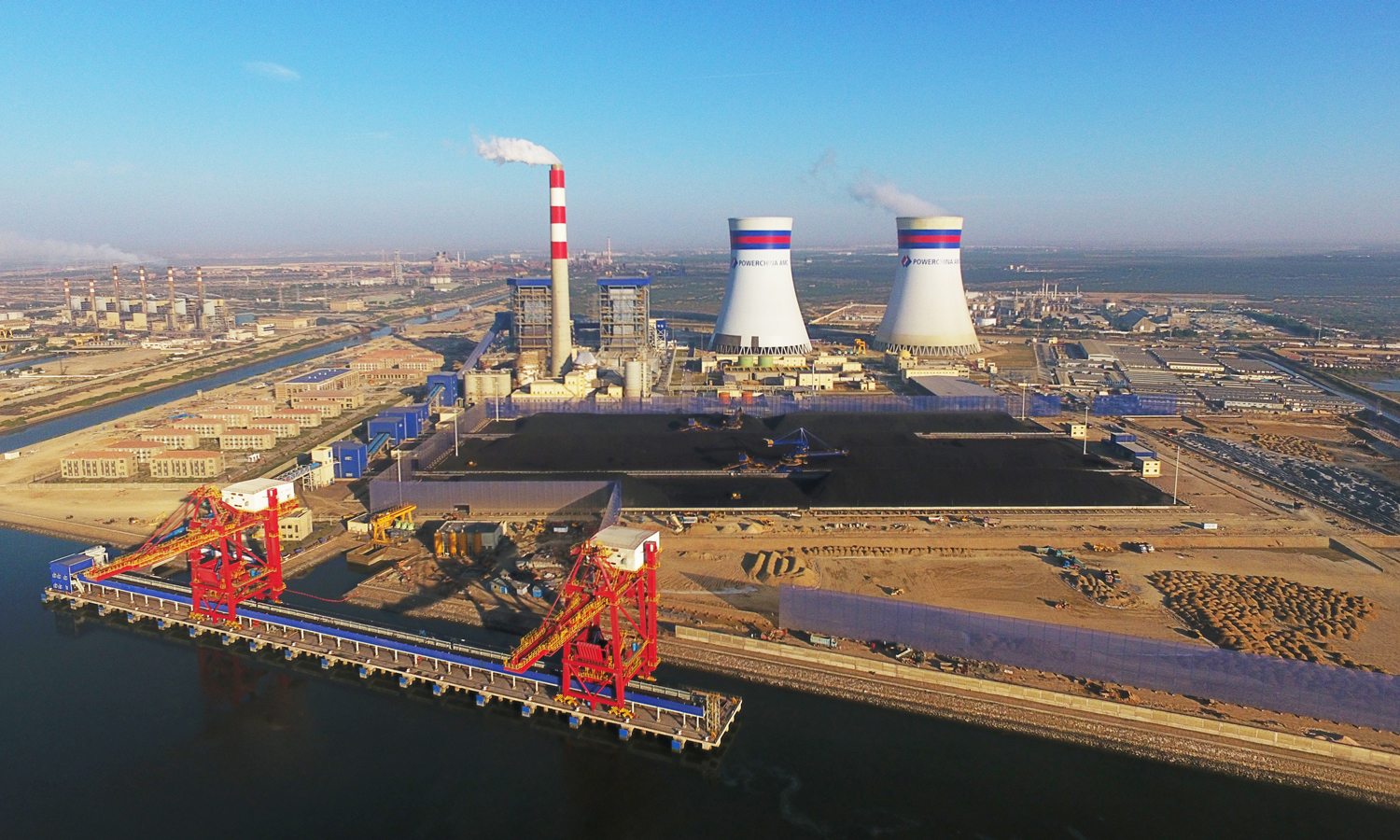 中國電建投資建設的“中巴經濟走廊”首個落地能源項目——巴基斯坦卡西姆港燃煤電站歷經30個月的艱苦建設，首臺機組于29日正式投產發電，標志著中巴經濟走廊早期收獲項目中的又一個重大能源項目進入實質性生產階段。