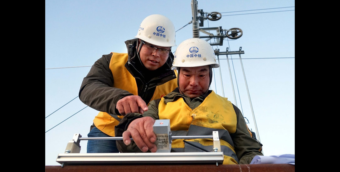 11月26日，中鐵電氣化局集團的施工人員在濟青高鐵臨淄北至青州區間進行接觸網作業。（新華社記者 李安 攝）