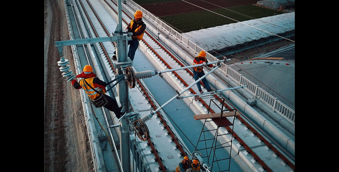 11月26日，中鐵電氣化局集團的施工人員在濟青高鐵臨淄北至青州區間進行接觸網作業。（新華社記者 李安 攝）