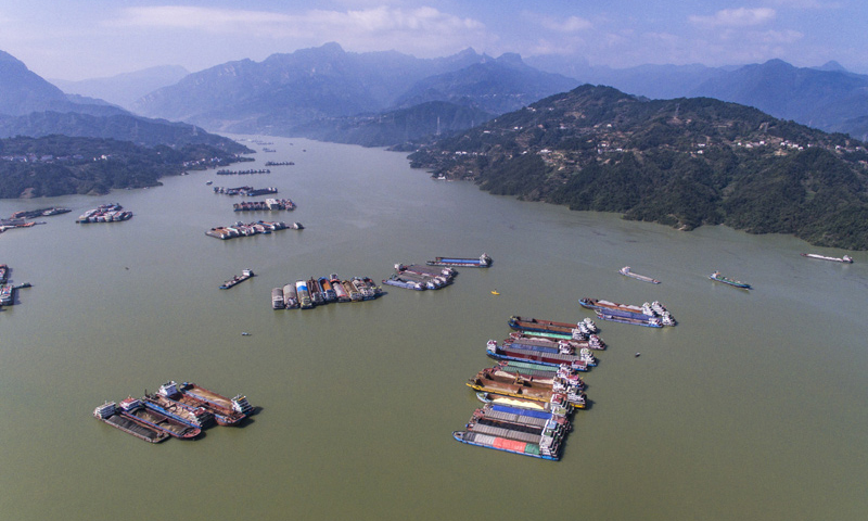 10月21日，船舶有序停靠在三峽大壩上游湖北省秭歸縣仙人橋錨地。（鄭家裕 攝）