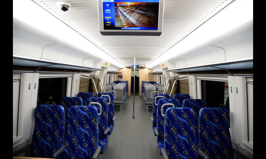 這是CRH6A-A型城際動車組的車廂內部。（新華社記者 張旭東 攝）