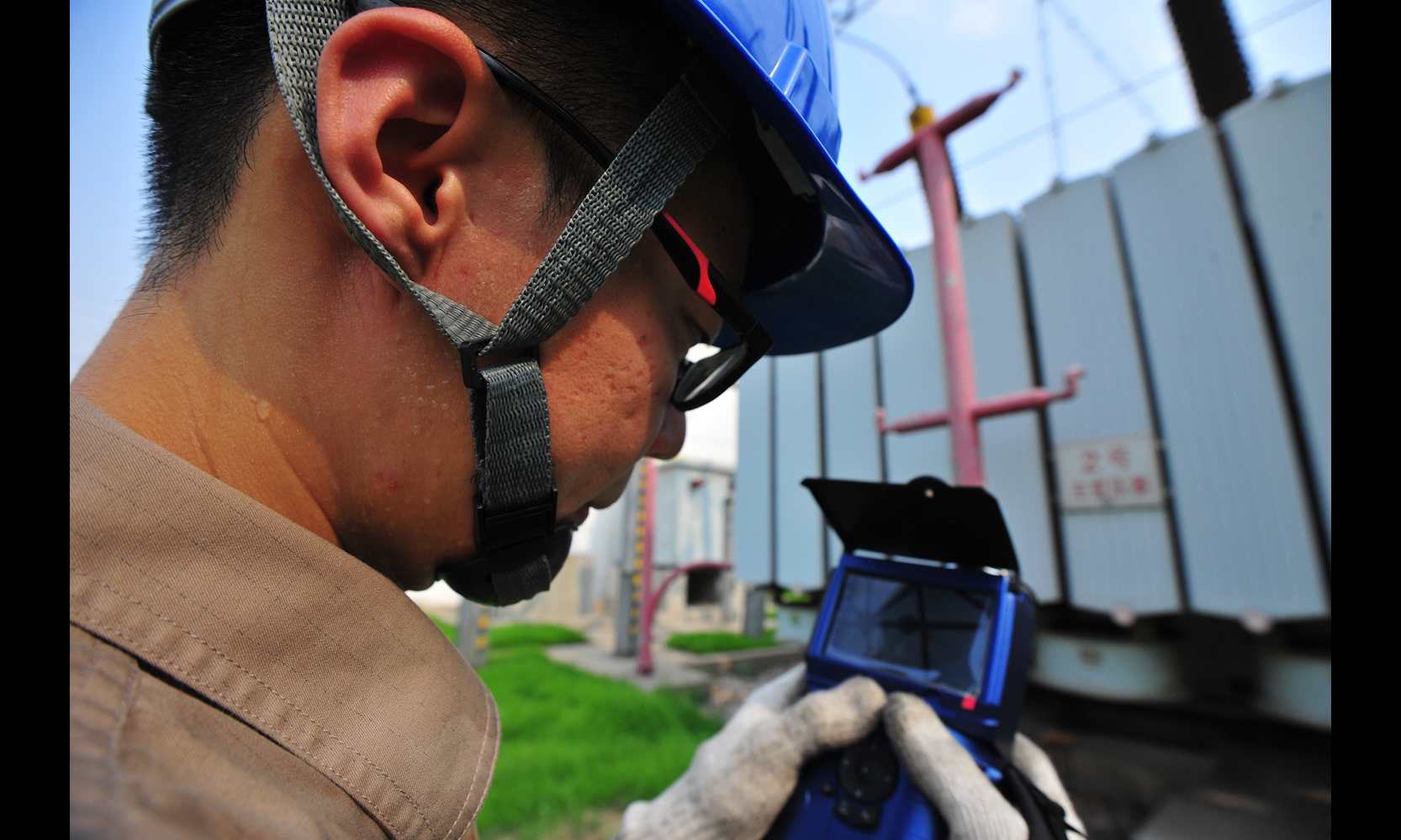 7月20日，針對高溫大負荷的情況，天津電力檢修公司工作人員對重載變電站設備進行特巡檢測，保證設備安全運行。 （李津 攝）