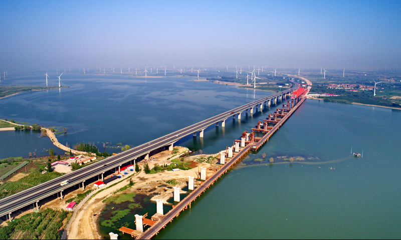2017年6月27日，建設中的京張高鐵工程官廳水庫特大橋（楊世堯 攝）。