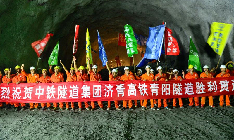 7月16日，工人在隧道貫通點慶祝隧道貫通。（董乃德 攝）