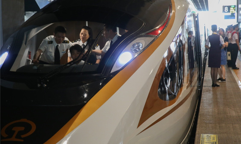 6月26日，在上海虹橋火車站，工作人員在“復興號”G124次列車駕駛艙內進行發車前的準備。（新華社記者 丁汀 攝）