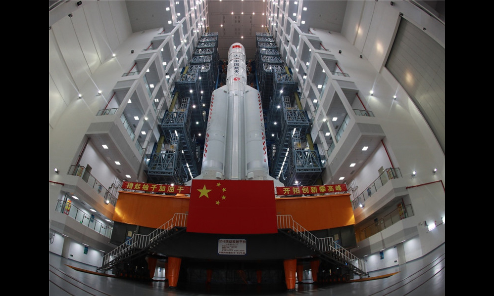 6月26日，由中國航天科技集團公司抓總研制的長征五號遙二火箭，在中國文昌航天發射場完成技術區相關工作后，垂直轉運至發射區，計劃于7月2日至7月5日擇機發射。（張文軍 攝）