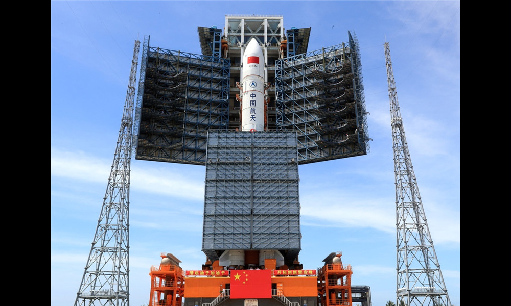6月26日上午8點30分，承載著長征五號遙二火箭與實踐十八號衛星組合體的活動發射平臺駛出發射場垂直測試廠房，平穩行駛約2.5小時后，于11點安全轉運至發射區。（張文軍 攝）