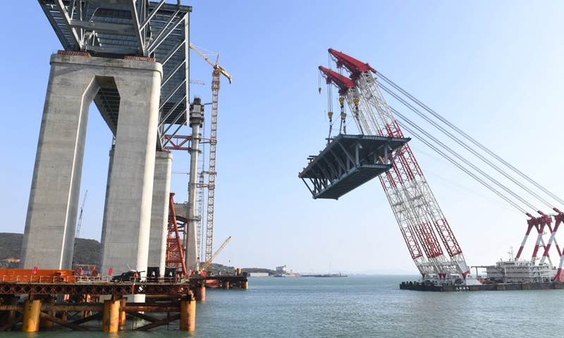 2018年1月22日，福建平潭海峽公鐵兩用大橋首跨3400噸鋼桁梁成功架設。圖為起重能力達3600噸的“大橋海鷗”號起重船在進行吊裝作業(yè)。（新華社記者 林善傳 攝）