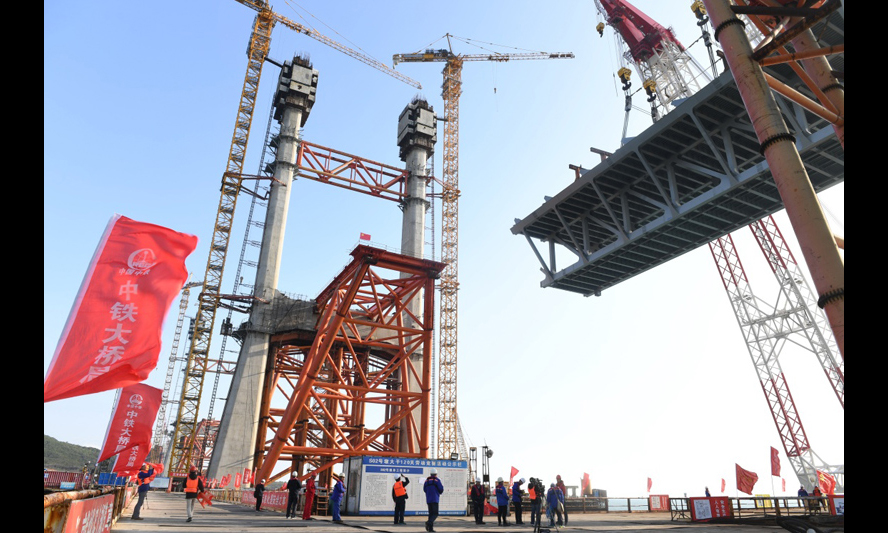 2018年1月22日，平潭海峽公鐵兩用大橋首跨3400噸鋼桁梁接近架梁橋墩。（新華社記者 林善傳 攝）