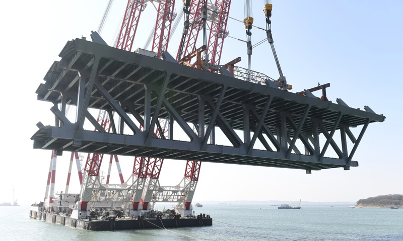 起吊中的平潭海峽公鐵兩用大橋3400噸鋼桁梁。（新華社記者 林善傳 攝）