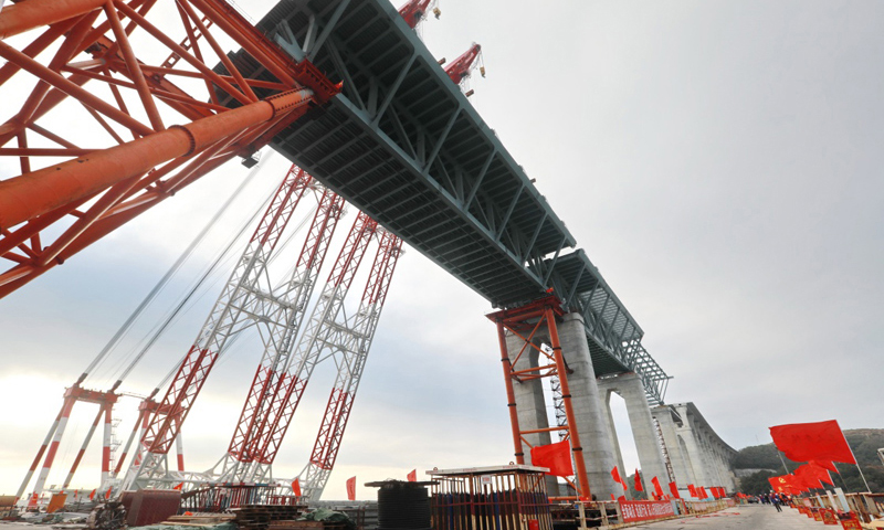 2018年1月22日，平潭海峽公鐵兩用大橋首跨3400噸鋼桁梁成功架設。（新華社記者 林善傳 攝）