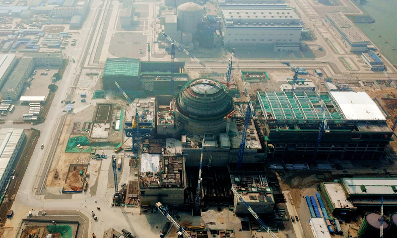 2018年1月17日，“華龍一號”示范工程福清核電5號機組反應堆壓力容器從大連港口運至福清核電大件碼頭開始吊裝作業，預計本月底前安裝就位。圖為“華龍一號”示范工程福清核電5號機組全景。（新華社記者 魏培全 攝）