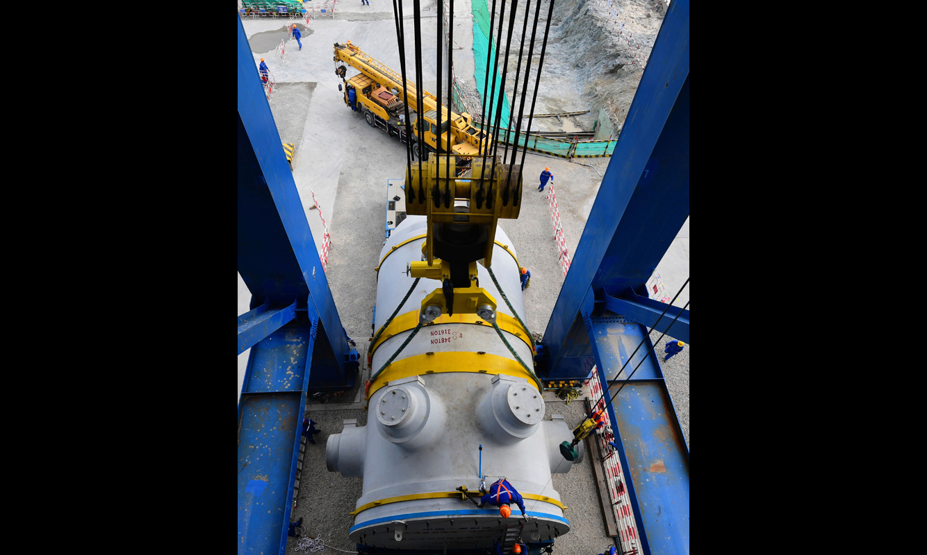 中核集團福建福清核電有限公司工作人員介紹，反應堆壓力容器是核電廠唯一無法更換的關鍵主設備。圖為2018年1月17日，福清核電5號機組反應堆壓力容器被吊裝至反應堆廠房龍門架下。（新華社記者 魏培全 攝）