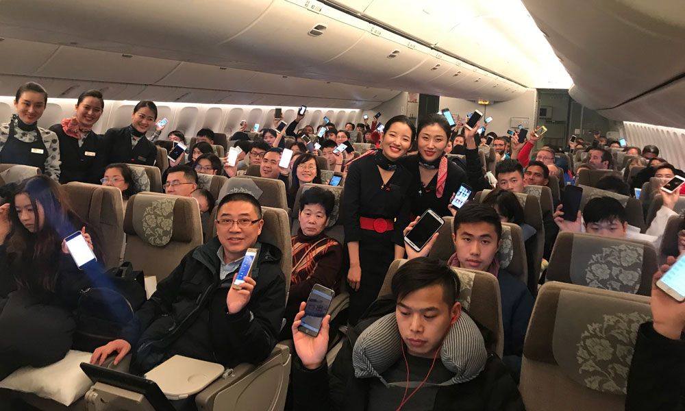 2018年1月18日00:16，全民航最早起飛的跨零點(diǎn)“空中開機(jī)”航班——17日中午起飛的MU587上海紐約航班旅客共同迎來18日0點(diǎn)空中開機(jī)時(shí)刻，東航MU553航班從上海浦東起飛，飛往巴黎。該航班成為中國民航歷史上首個(gè)正式公告全程允許使用智能手機(jī)等便攜式設(shè)備的航班。