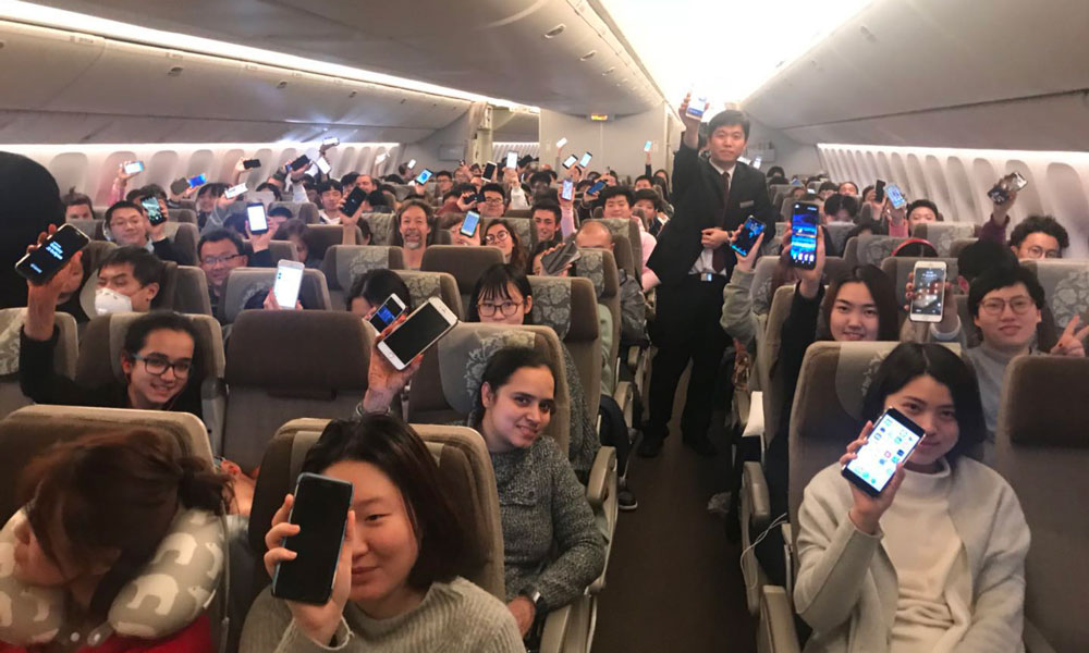 2018年1月18日00:16，全民航最早起飛的跨零點(diǎn)“空中開機(jī)”航班——17日中午起飛的MU587上海紐約航班旅客共同迎來18日0點(diǎn)空中開機(jī)時(shí)刻，東航MU553航班從上海浦東起飛，飛往巴黎。該航班成為中國民航歷史上首個(gè)正式公告全程允許使用智能手機(jī)等便攜式設(shè)備的航班。