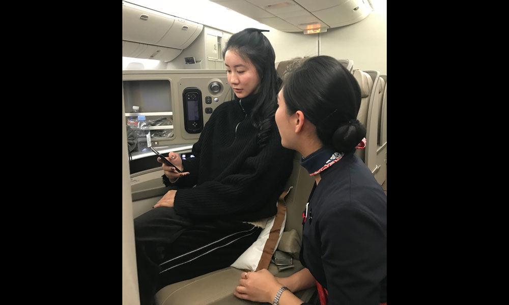 2018年1月18日0時(shí)許，MU553上海巴黎航班乘務(wù)員向旅客介紹手機(jī)使用新規(guī)。