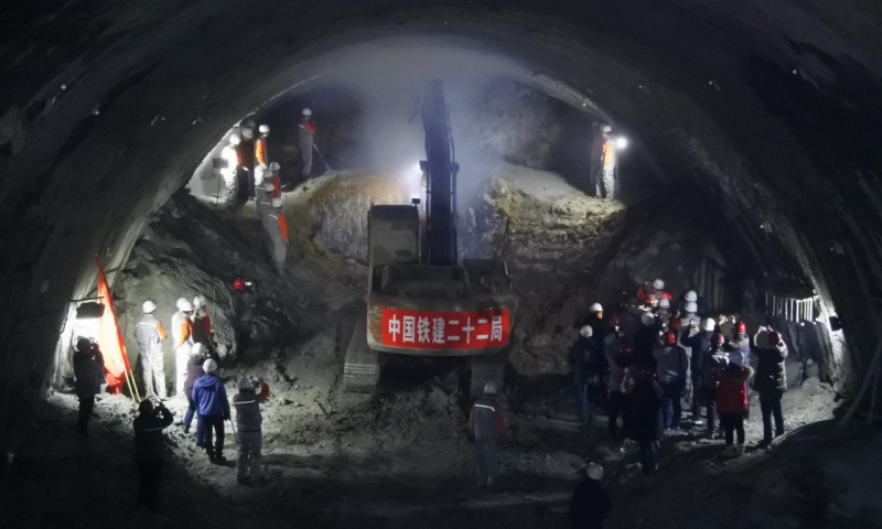 2018年1月16日，中國高寒地區極高風險等級隧道——哈（爾濱）牡（丹江）高鐵愛民隧道勝利貫通，標志著哈牡高鐵線下工程完工。圖為愛民隧道建設現場，大型設備在進行貫通施工作業。（張春祥 攝）