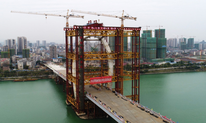 1月12日，由中鐵上海局承建的目前世界上最高、跨度最大的“反對稱結構斜拉橋”——廣西柳州白沙大橋主塔成功合龍，標志著大橋建設正式進入最后階段。（李斌 攝）