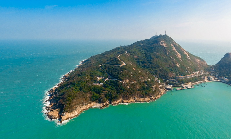 海擔桿島四面環(huán)海，不少供電線路在懸崖邊修筑。