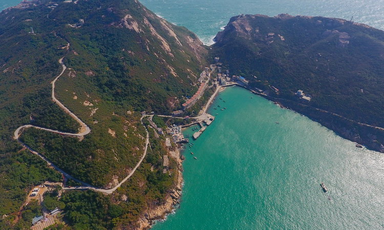 項目建設(shè)中，南方電網(wǎng)廣東珠海供電局積極踐行綠色發(fā)展觀，打造綠色電網(wǎng)，保護了海島生態(tài)環(huán)境。