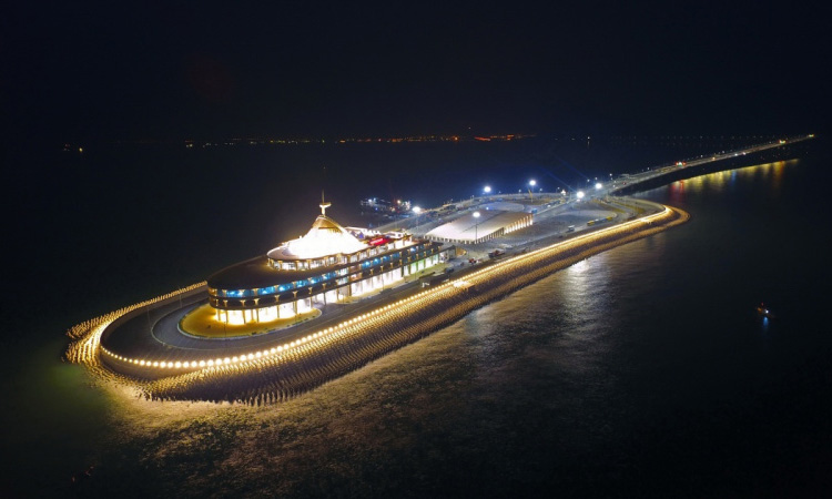 夜晚亮燈時的港珠澳大橋東人工島。（新華社記者 梁旭 攝）
