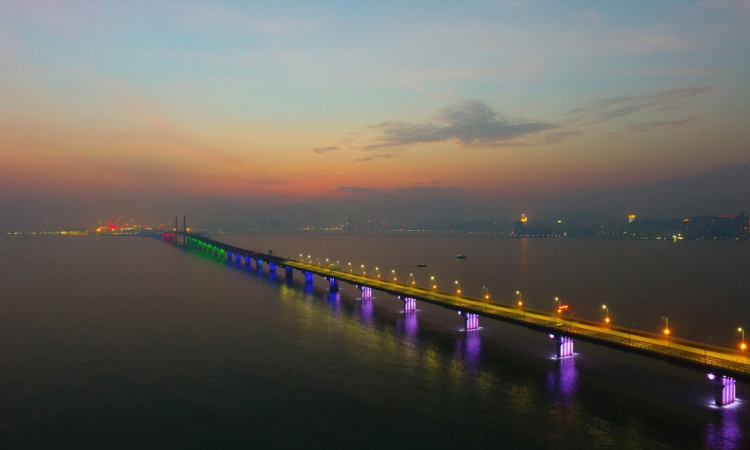 傍晚華燈初上的港珠澳大橋。（新華社記者 梁旭 攝）