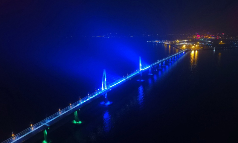 夜晚亮燈時的港珠澳大橋“風帆”橋塔。（新華社記者 梁旭 攝）
