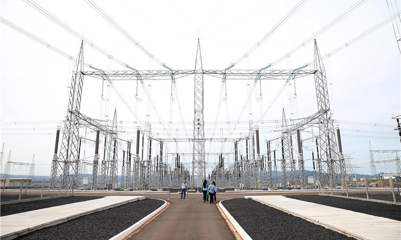 12月21日，中國國家電網公司與巴西國家電力公司聯合中標的巴西美麗山水電站特高壓直流輸電一期工程在巴西米納斯吉拉斯州伊比拉西市埃斯特羅托換流站舉行投運儀式。圖中是在巴西米納斯吉拉斯州伊比拉西市拍攝的埃斯特羅托換流站。（新華社記者 李明 攝）