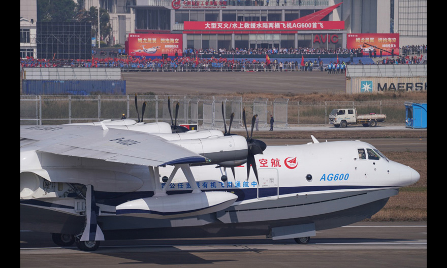 12月24日，大型滅火／水上救援水陸兩棲飛機(jī)“鯤龍”AG600在珠海首飛成功，順利降落。（新華社記者 劉大偉 攝）