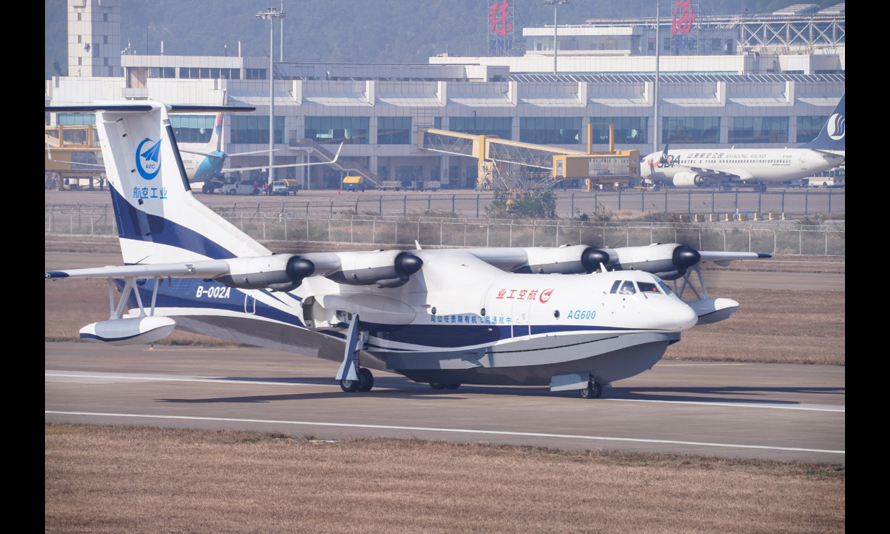 12月24日，大型滅火／水上救援水陸兩棲飛機(jī)“鯤龍”AG600在珠海首飛成功，順利降落。（新華社記者 劉大偉 攝）