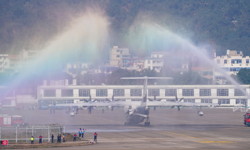 12月24日，“鯤龍”AG600在珠海首飛成功，順利降落后穿越彩虹水門。（新華社記者 劉大偉 攝）