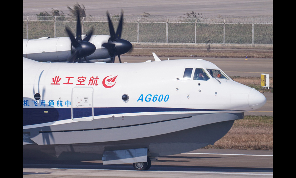 12月24日，大型滅火／水上救援水陸兩棲飛機(jī)“鯤龍”AG600在珠海首飛成功，順利降落。（新華社記者 劉大偉 攝）
