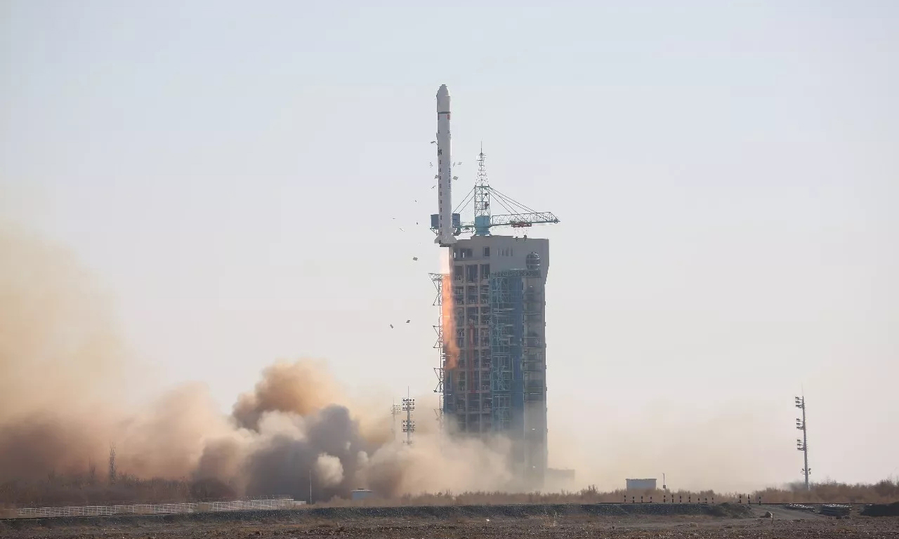 12月23日12點14分，長征二號丁運載火箭在我國酒泉衛星發射中心順利升空，成功將陸地勘查衛星二號送入預定軌道。（李圣成 攝）