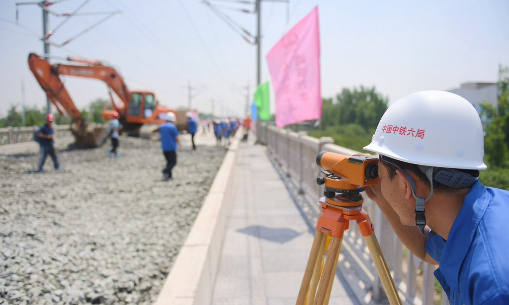 2017年6月15日，石濟客專引入石家莊樞紐工程的建設人員在進行測量作業。這一工程預計今年12月底全線通車，建成后石家莊至濟南乘坐高鐵只需90分鐘左右。（新華社記者 王曉 攝）
