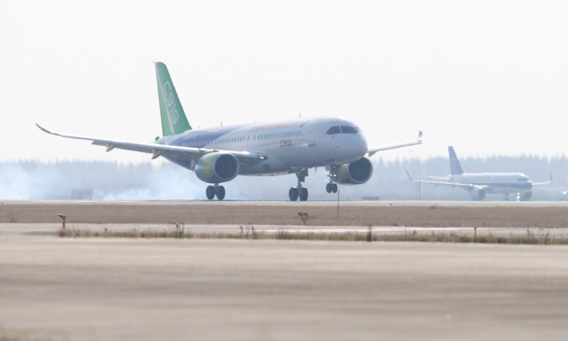 12月17日，第二架國產(chǎn)大型客機C919在上海浦東國際機場降落。（新華社記者 丁汀 攝）