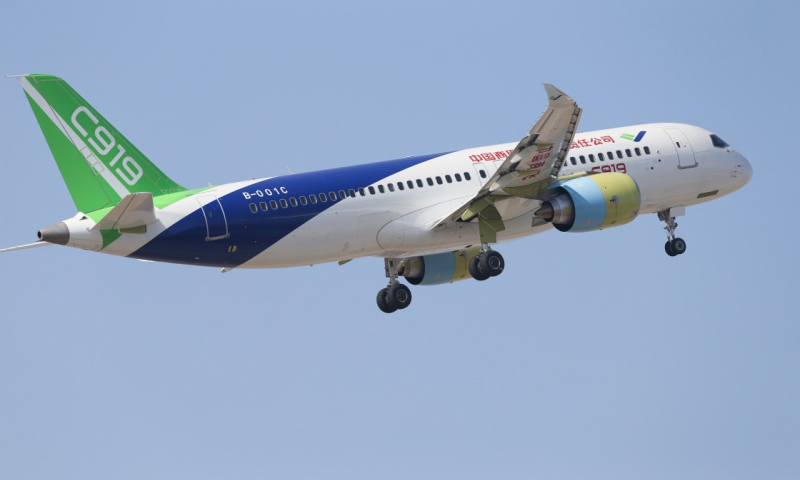 12月17日，第二架國產(chǎn)大型客機C919在上海浦東國際機場起飛。（新華社記者 丁汀 攝）