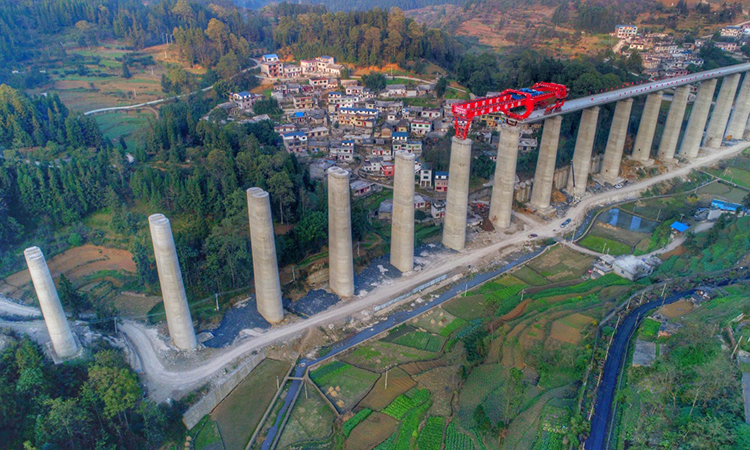 據(jù)悉，安六鐵路總投資151.21億元，為國家I級、雙線客運專線，設(shè)計速度為250公里/小時，營運里程約124公里，于2015年11月11日開建，預(yù)計2019年內(nèi)將建成通車。圖為11月27日，建設(shè)中的安六鐵路岱港村特大橋。（新華社記者 劉續(xù) 攝）