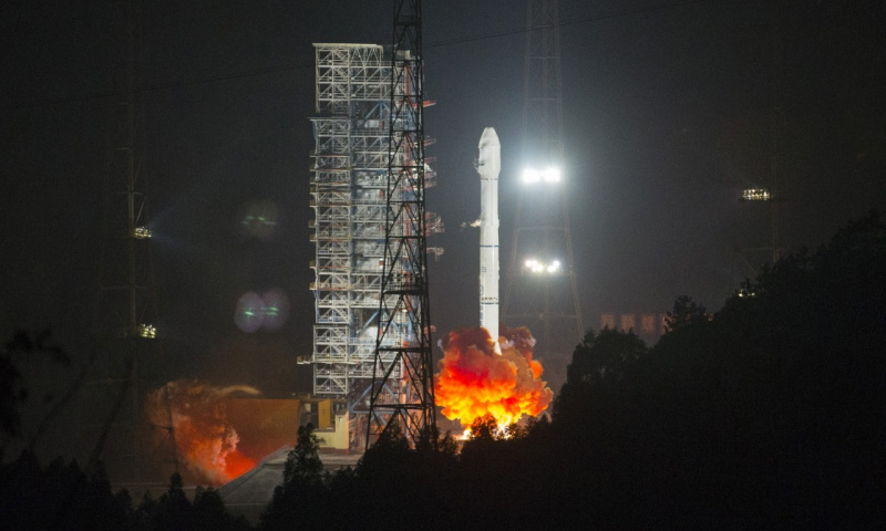 12月11日零時40分，我國在西昌衛星發射中心用長征三號乙運載火箭，成功將阿爾及利亞一號通信衛星發射升空，衛星進入預定軌道，發射任務獲得圓滿成功。（新華社記者 琚振華 攝）