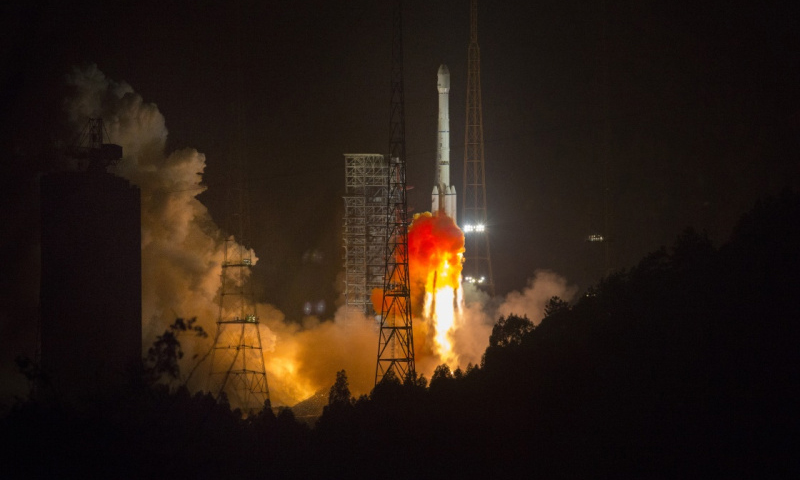 阿爾及利亞一號通信衛星和長征三號乙運載火箭，分別由中國航天科技集團公司所屬中國空間技術研究院和中國運載火箭技術研究院研制，測控任務由西安衛星測控中心、中國衛星海上測控部等共同完成。（新華社記者 琚振華 攝）
