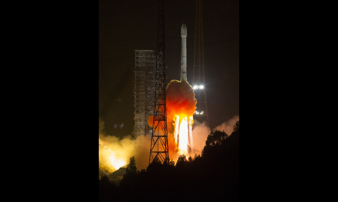 阿爾及利亞一號通信衛星是中阿兩國航天領域的首個合作項目，也是阿爾及利亞第一顆通信衛星，將主要用于阿爾及利亞的廣播電視、應急通信、遠程教育、電子政務、企業通信、寬帶接入和星基導航增強服務等領域。（新華社記者 琚振華 攝）
