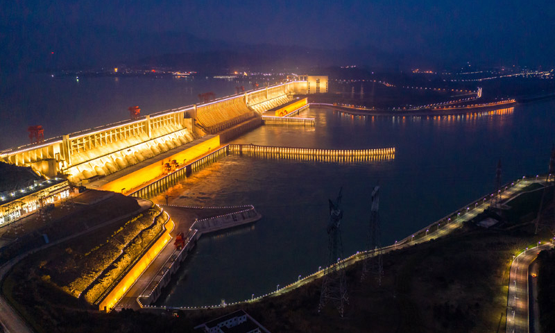 圖為2020年12月31日晚拍攝的三峽工程夜景。新華社發（鄭家裕 攝）