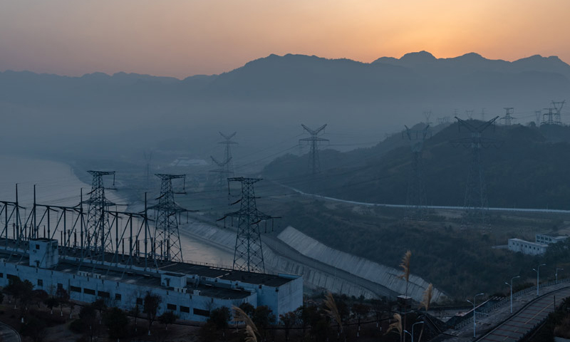 圖為2021年1月1日拍攝的三峽電站外送輸電線路。新華社發（鄭家裕 攝）