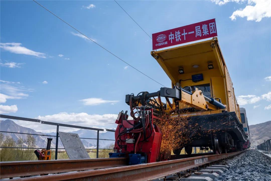 拉林鐵路建成通車后，將進一步優化和改善西藏交通路網布局，結束藏東南不通火車的歷史，為當地的經濟社會發展注入新的活力，也為川藏鐵路林雅段建設提供了更加便捷的運輸通道。圖為拉林鐵路焊軌施工作業。