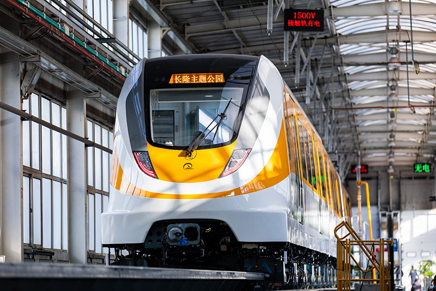 中低速磁浮列車運用受控電磁力將車輛懸浮在軌道上，并采用直線電機驅動車輛行駛，具有綠色環保（低噪音、低振動）、安全性高、轉彎半徑小、爬坡能力強等優點；同時在建設上具有成本低、周期短、占地少等綜合優勢，適合城市市區、近距離城市間和旅游景區的交通連接。圖為清遠磁浮旅游專線首列車正式下線。（楊戈 攝）