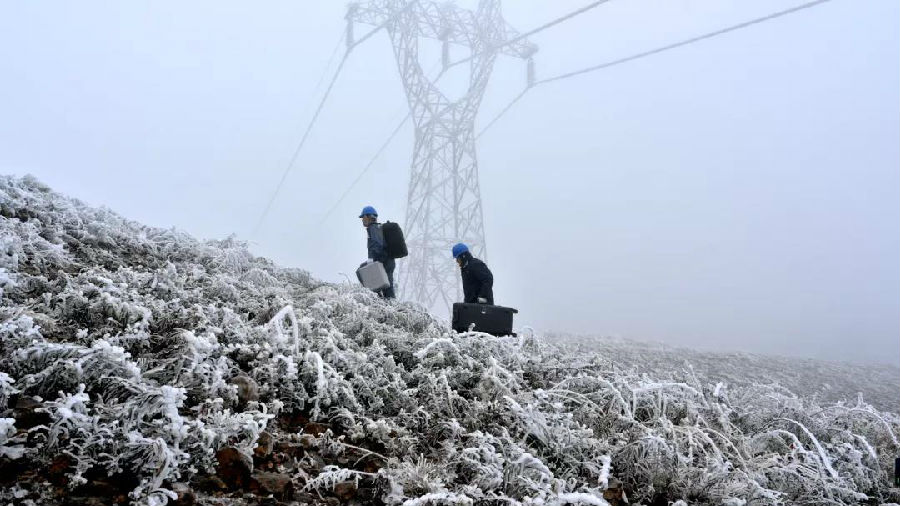 12月15日，南方電網云南昭通供電局特巡人員前往重冰區對110千伏線路開展覆冰線路巡視。（賈理要 馬莎 攝）