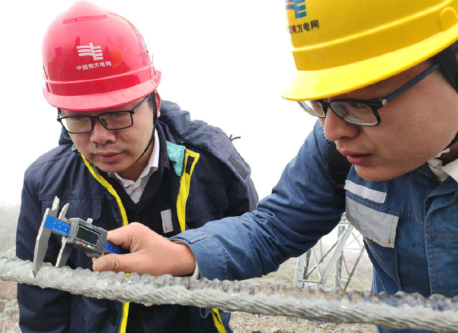 12月15日，南方電網廣東清遠供電局輸電管理二所對位于清遠連州西江高寒山區易覆冰線路220千伏線路桿塔進行觀冰特巡。（賓潑 攝）