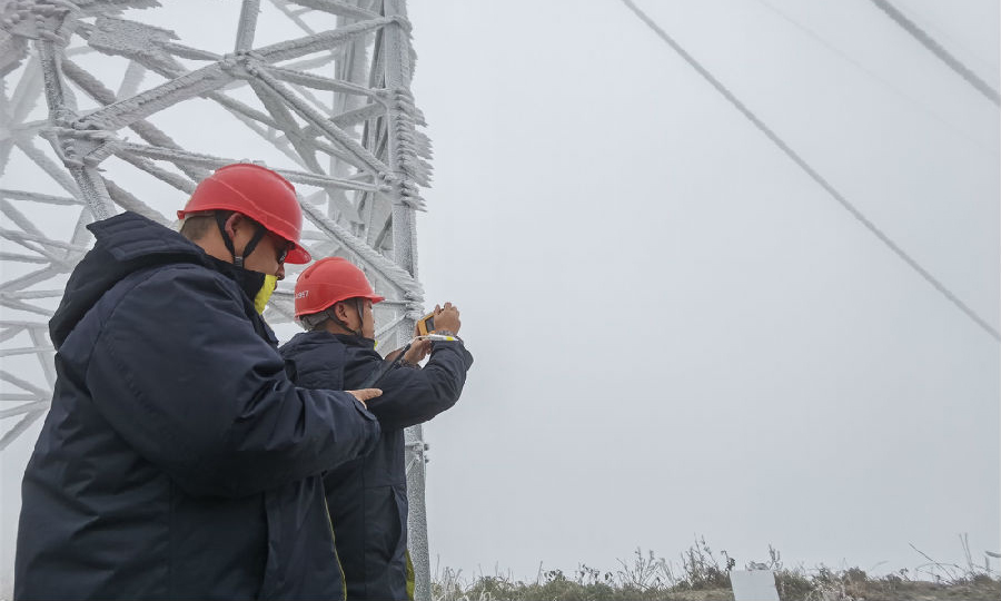 12月16日，南方電網貴州都勻供電局輸電管理所觀冰小組到110千伏螺甘線進行觀冰工作。（龔雅琴 攝）