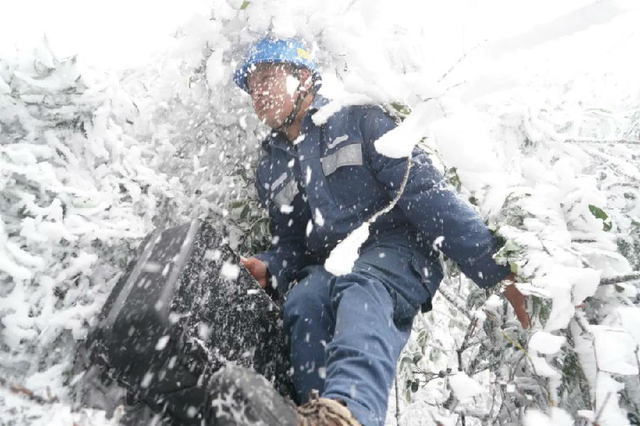 近日，受較強冷空氣影響，南方大部分地區出現入冬以來最寒冷天氣，雨雪冰凍對電網安全運行造成影響。面對迎峰度冬電網大負荷和輸電線路覆冰的雙重挑戰，南方電網提前落實風險防控措施，積極應對災害天氣，嚴守電網安全“生命線”，確保民生用電不受影響。圖為12月17日，南方電網廣西桂林靈川供電局大圩供電所工作人員對海拔1200多米的靈川縣大境瑤族鄉笑天獅臺區及10千伏線路進行覆冰巡視。（莫曉姣 攝）