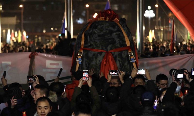 圖為12月17日，在北京中國航天科技集團(tuán)五院，人們?cè)跉g迎嫦娥五號(hào)返回器回到出生地。（新華社記者 金立旺 攝）